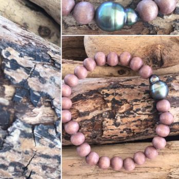 Bracelet perles en bois brut marron clair et perle de Tahiti sur élastique BRBOI2